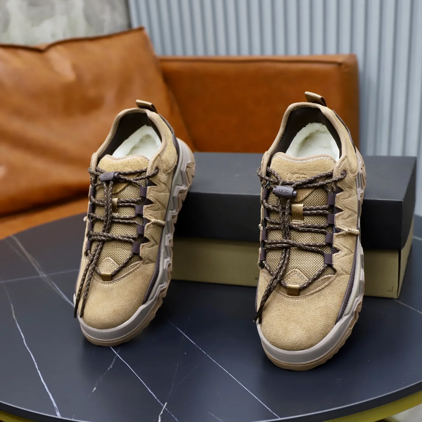 Factory price: 600💰Couple hiking shoes UGG short snow boots Autumn and winter brother's new series.........Multiple colors available Original and cute appearance, fur integrated 100% original with single wool thread Very precious and time-consuming Imported wool fur integrated warm and comfortable double care of feet A must-have item in winter Vamps with fur integrated wool outsole vs. original non-slip outsole Size: #35-40 for women and 39-44 for men